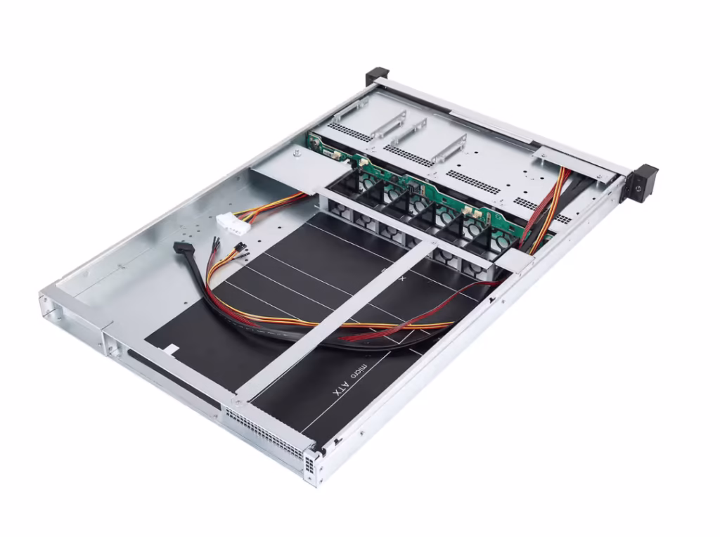 1U server interior with small fans 1U server interior with small fans