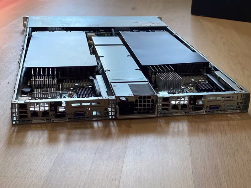 Dual node server chassis with two independent motherboards Dual node server chassis with two independent motherboards